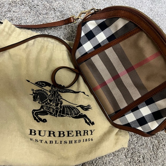 Burberry
Orchard Crossbody Bag House Check Canvas and Leather. - Picture 5 of 10